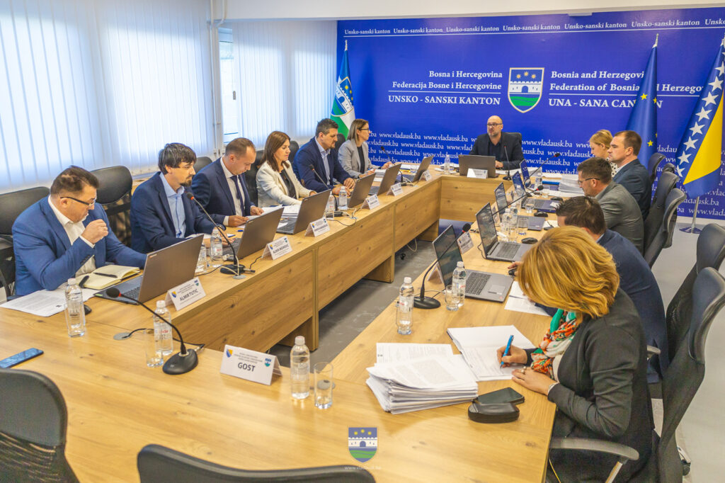 Vlada Unsko-sanskog kantona će isplatiti 1000 KM pomoći svim budžetskim korisnicima