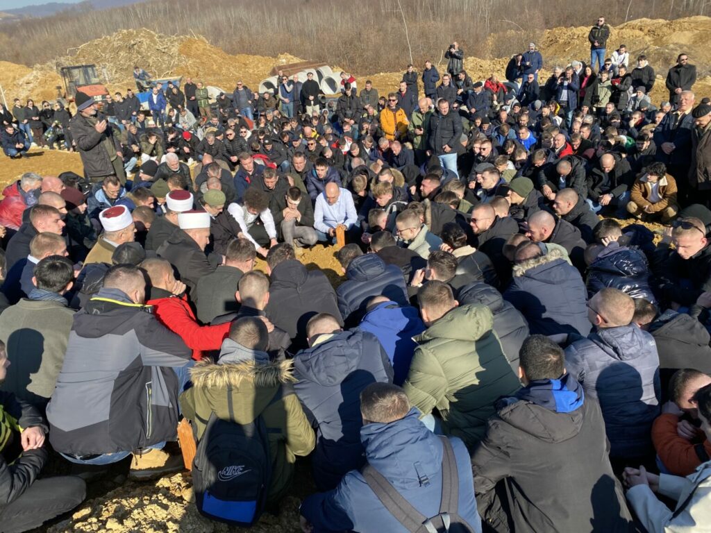 Rijeka ljudi na dženazi ubijenom 19-godišnjem mladiću Farisu (FOTO)