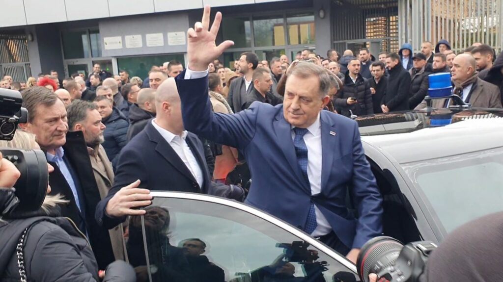 (VIDEO) Dodik ponovo provocira! Pokazao tri prsta dok je odlazio iz Suda BiH