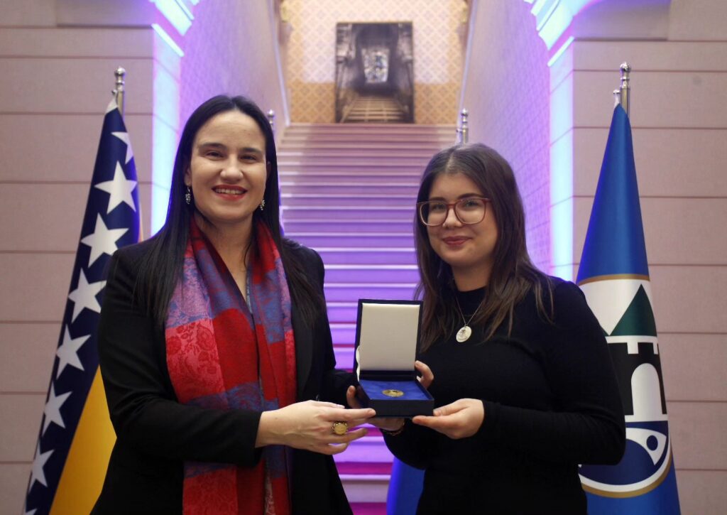 Veliko priznanje! Majda Bajrić iz Sanskog Mosta dobila “Zlatnik Grada Sarajeva”