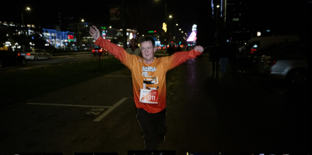 Uprkos invaliditetu trči maratone i pomaže drugima