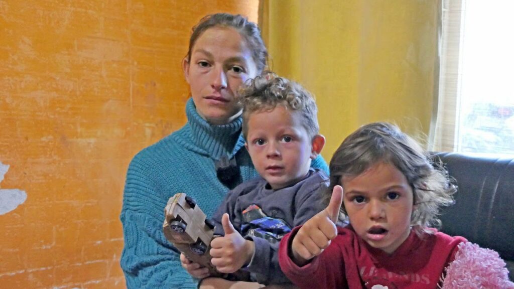 Alminu, majku dvoje djece je muž ostavio u trudnoći i velikoj neimaštini, ima samo jednu želju (VIDEO)