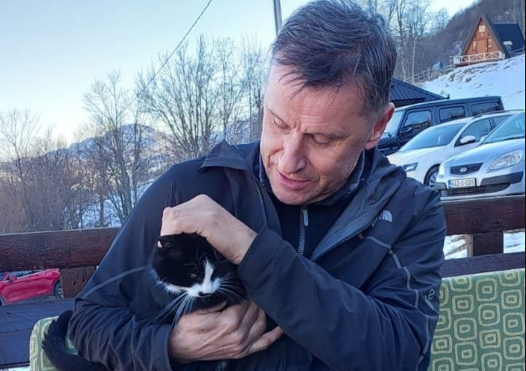 Novalić nastavlja s patetičnim izljevima. Mazi mačku i piše kako su životinje bolje od ljudi