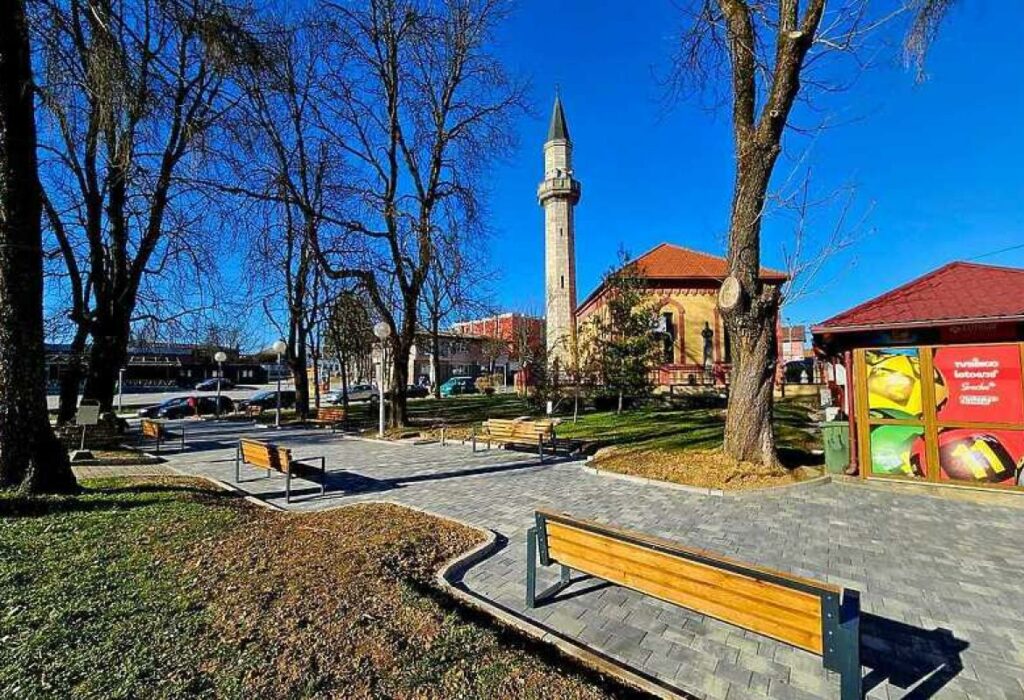 U Velikoj Kladuši se uveliko radi na uređenju javnih površina, izdvojeno blizu 700.000 KM (FOTO)