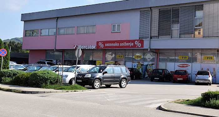 Incident u trgovini “Mercator” u Sanskom Mostu: Muškarac napao radnicu trgovine