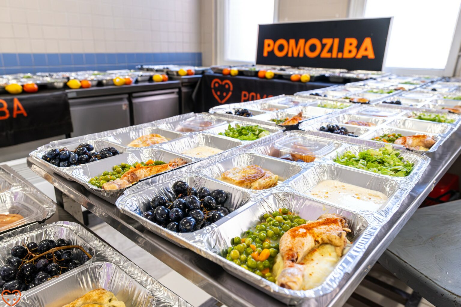 Današnji iftari u kuhinji “POMOZI BA” u Bihaću izgledaju preukusno (FOTO)