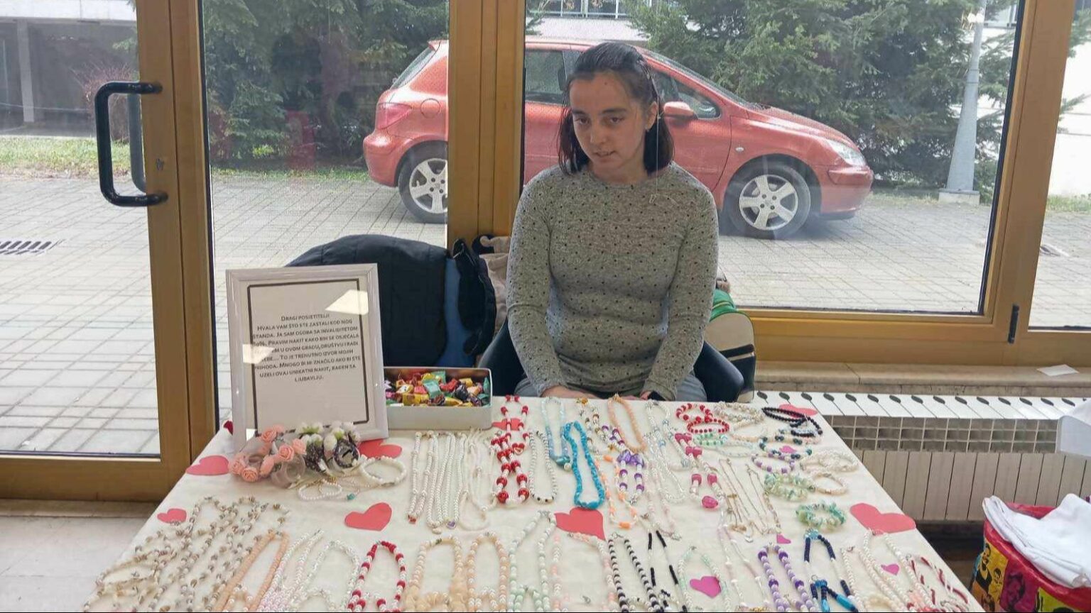 Lejla uprkos invaliditetu ne odustaje u svojoj borbi, ona pravi nakit i zarađuje za život