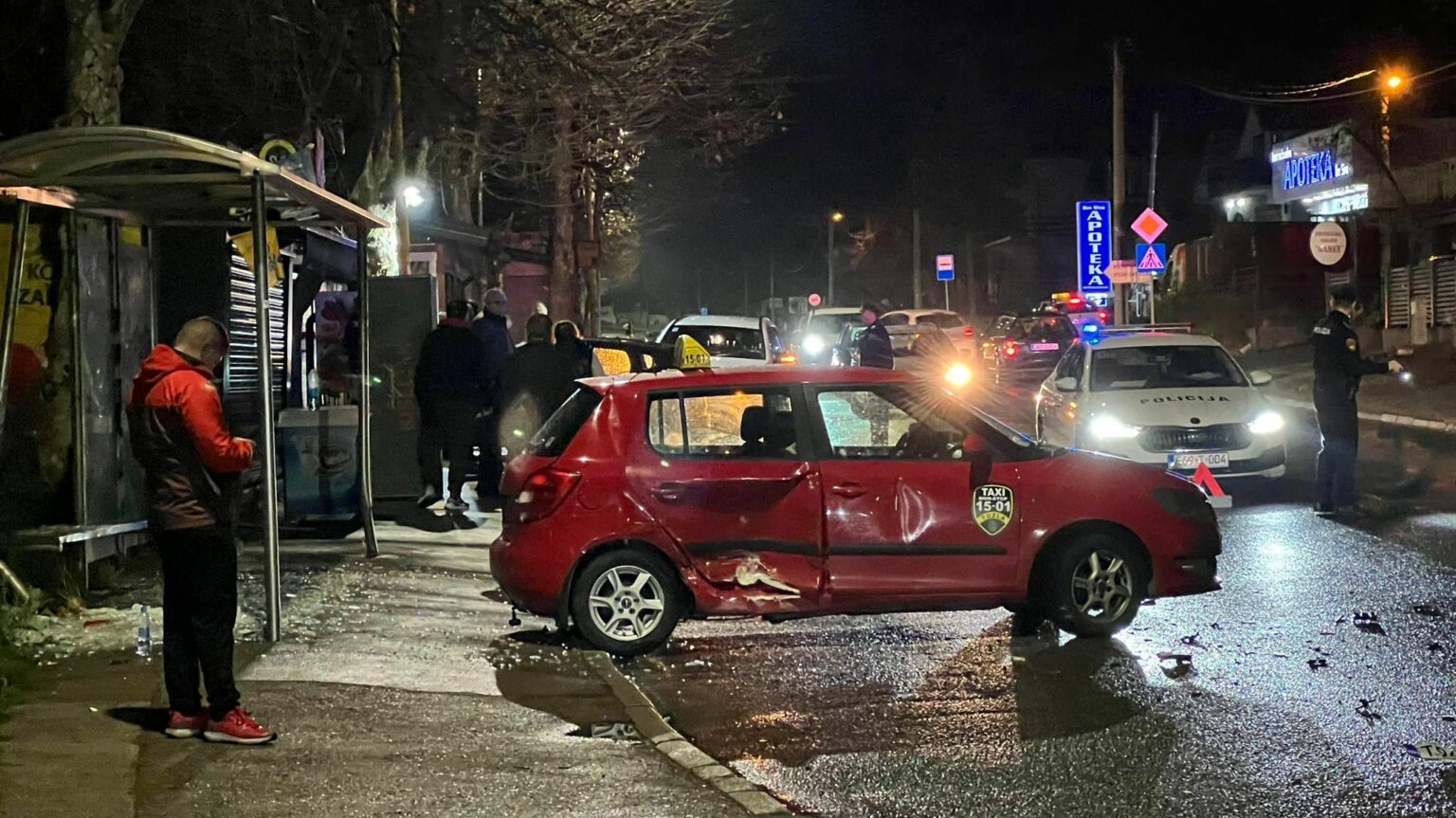 Učestvovala dva vozila, oštećeno i autobusko stajalište