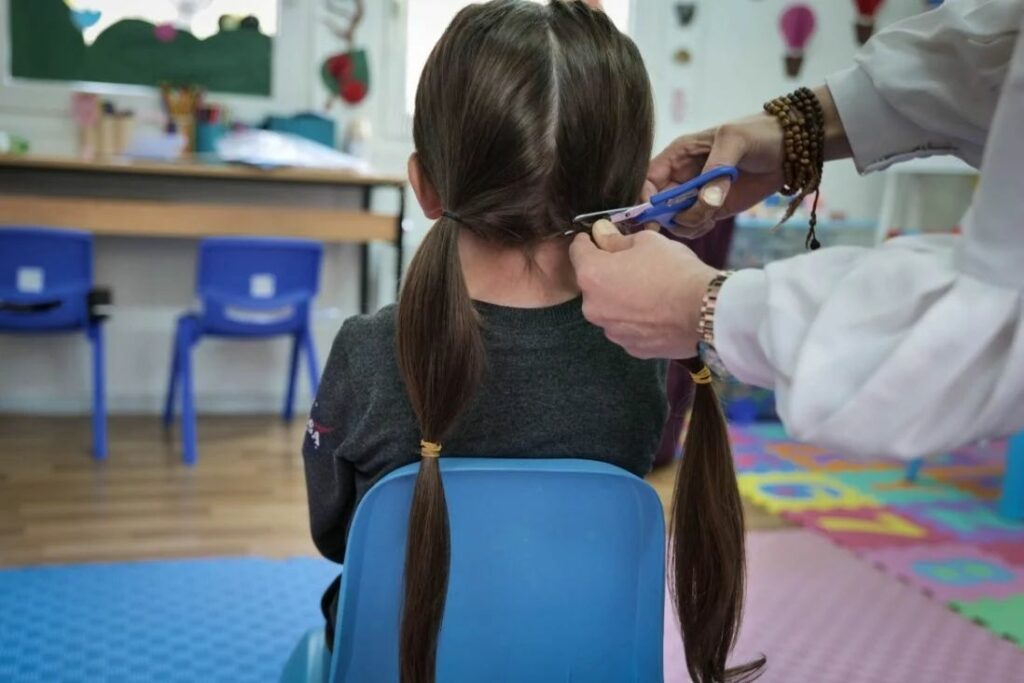 Dječak (6) iz Iraka u Privremenom prihvatnom centru donirao kosu za djecu oboljelu od raka