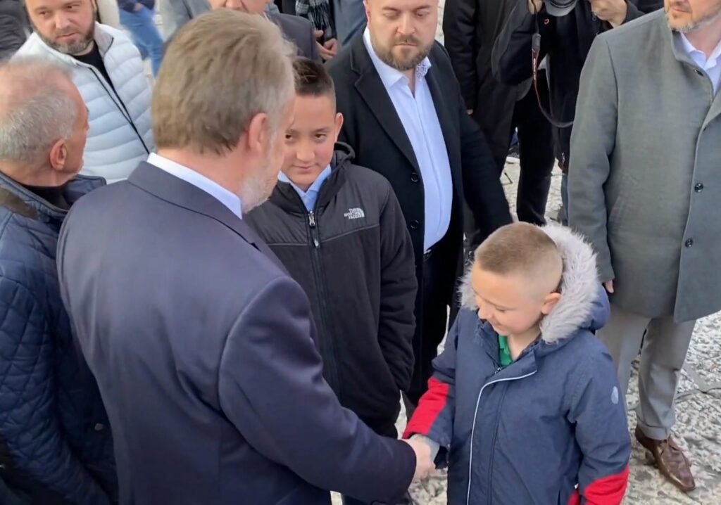 Bakir Izetbegović dijelio bajram-banku ispred Begove džamije (VIDEO)
