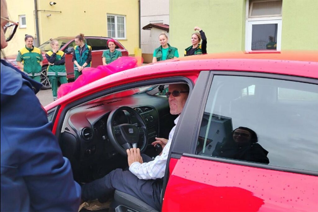 Firma iz BiH radniku poklonila automobil (FOTO)