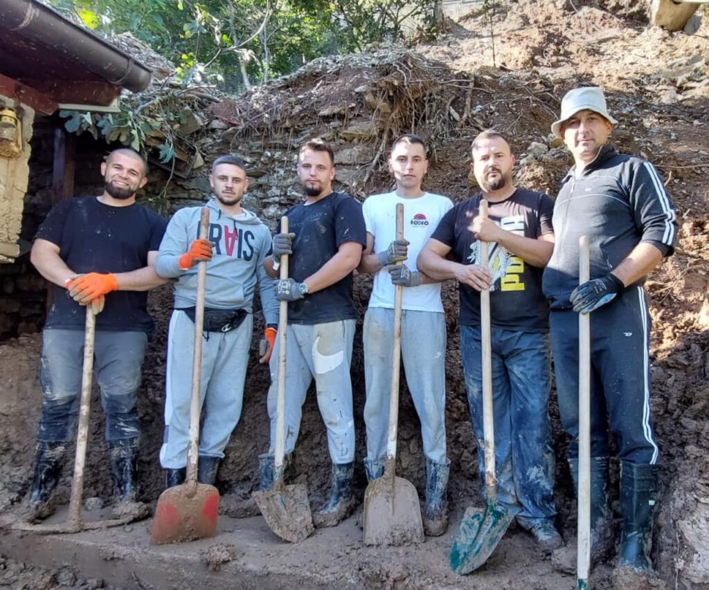 Svaka čast! Bišćani Adnan, Dženijaz, Ajdin i Adem pomažu stanovnicima Jablanice nakon katastrofalnih poplava (FOTO)