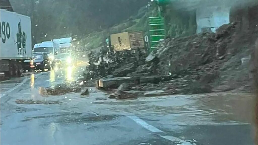 Tragedija u Jablanici! Srušene kuće i blokirane ceste, više nastradalih i nestalih u poplavljenim područjima