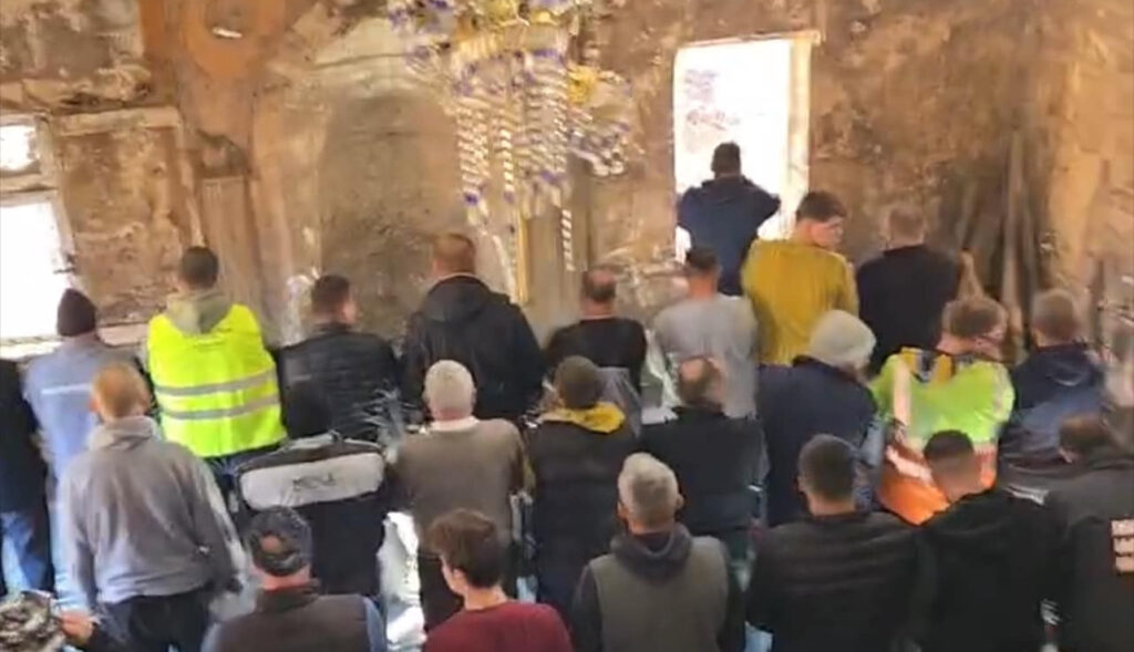 U teško oštećenoj džamiji u Jablanici klanjan prvi namaz