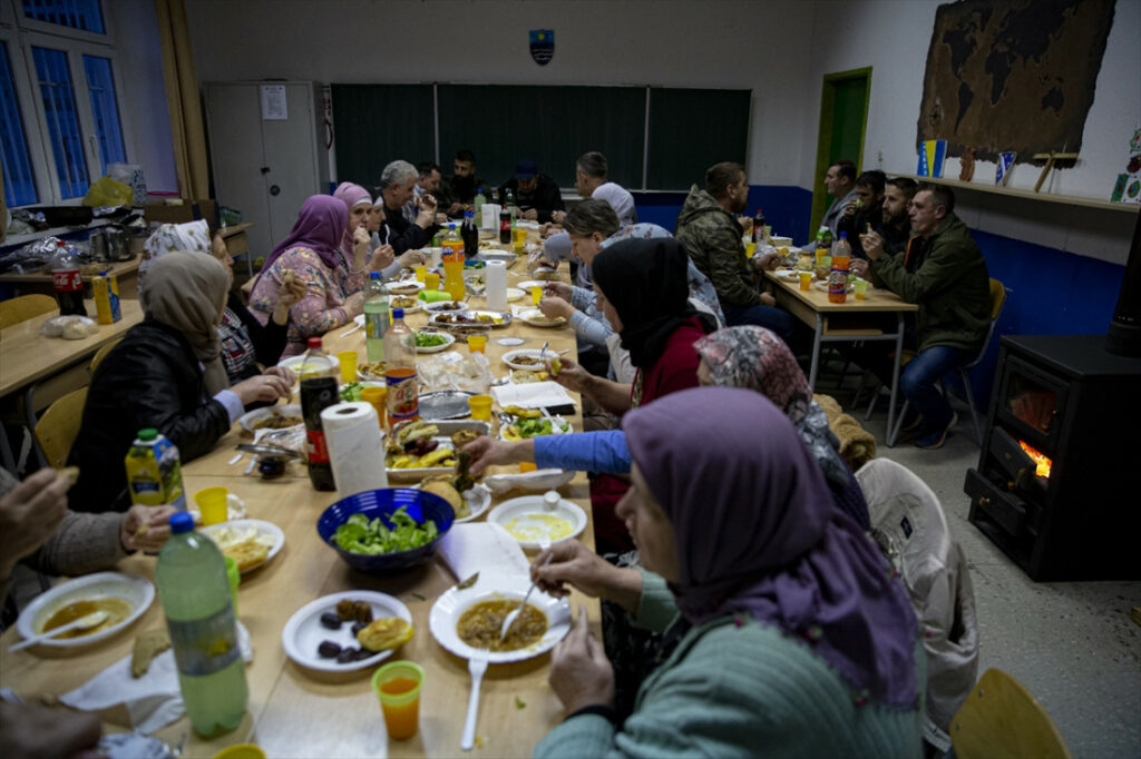 Svećenik u BiH priredio iftar za komšije Bošnjake (FOTO)