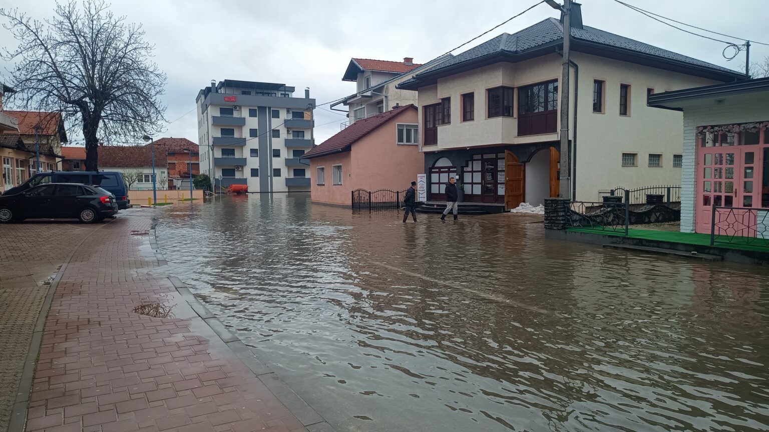 Jutros stanje bolje, vodostaj Sane u opadanju, povlače se i podzemne vode