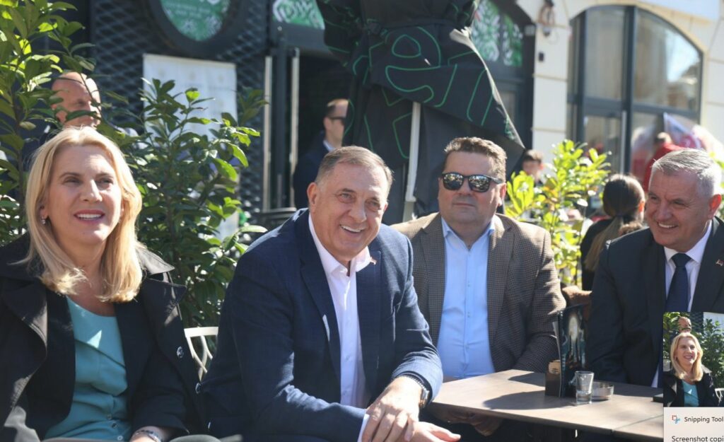 Bjegunci Dodik, Stevandić i Višković “sunčaju” se u bašti banjalučkog kafića