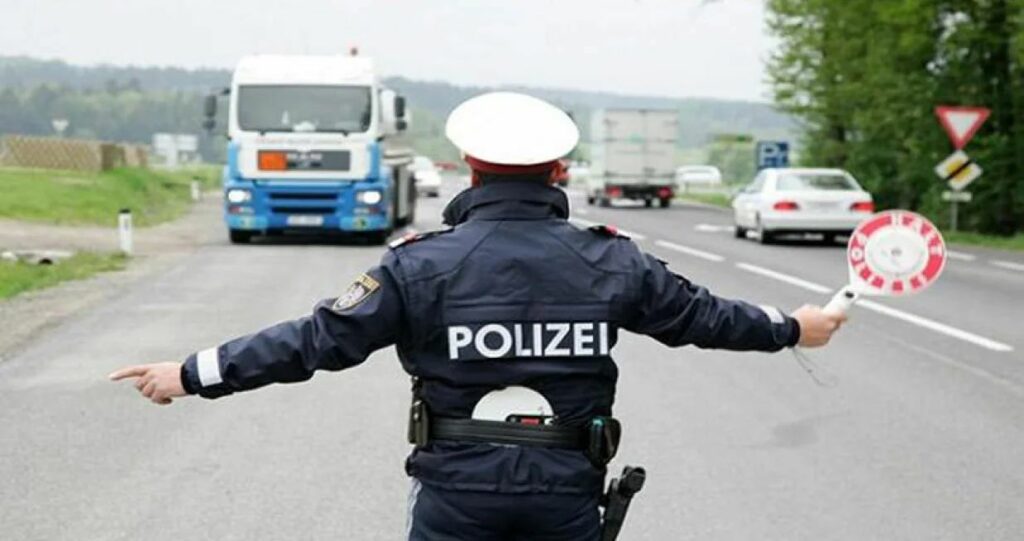 Vozač porijeklom iz BiH pokušao pregaziti policajca pa bježao pješačkom zonom 100 km na sat