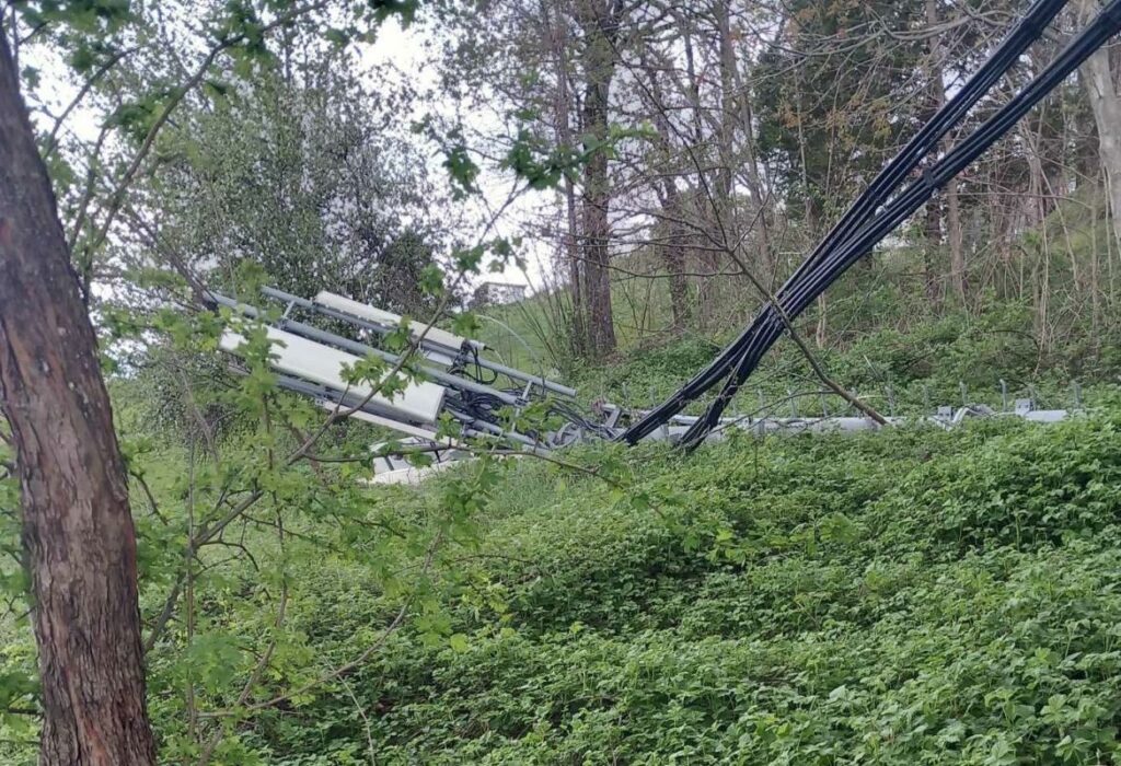 Vjetar prepolovio odašiljač BH Telecoma u Polju, mještani u strahu