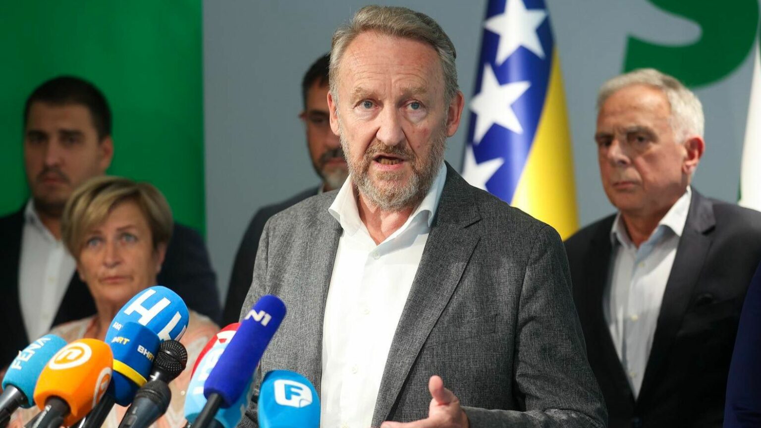 Dodik ostaje usamljen, Erdoan je zvao Vučića