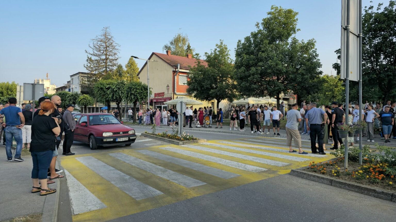 Tokom defilea maturanata, automobil udario troje pješaka