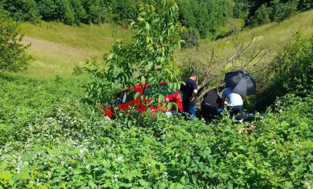 Teška saobraćajna nesreća u Konjodoru, automobil sletio s kolovoza