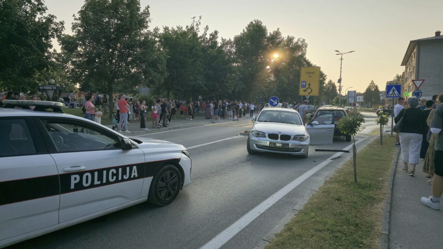 Automobil udario troje pješaka na trotoaru