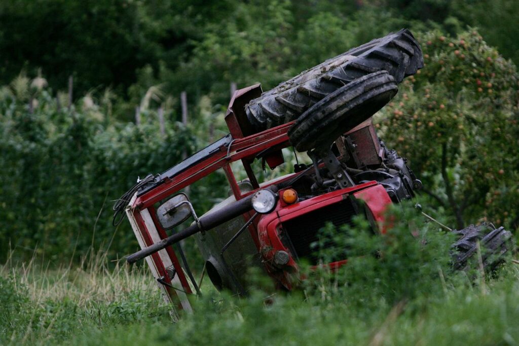Muškarac izgubio život prilikom prevrtanja traktora