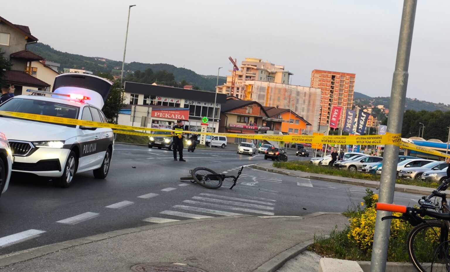 U saobraćajnoj nesreći u Cazinu teško povrijeđen biciklista