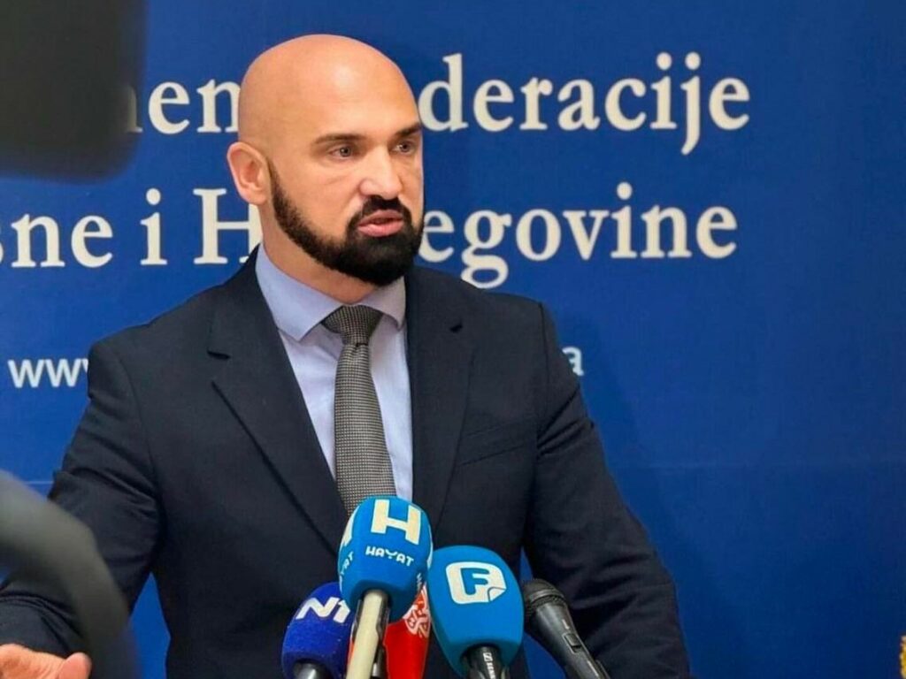 Umjesto da se bavi svojim poslom, Ramo Isak se ismijava sa zakonodavnom vlašću