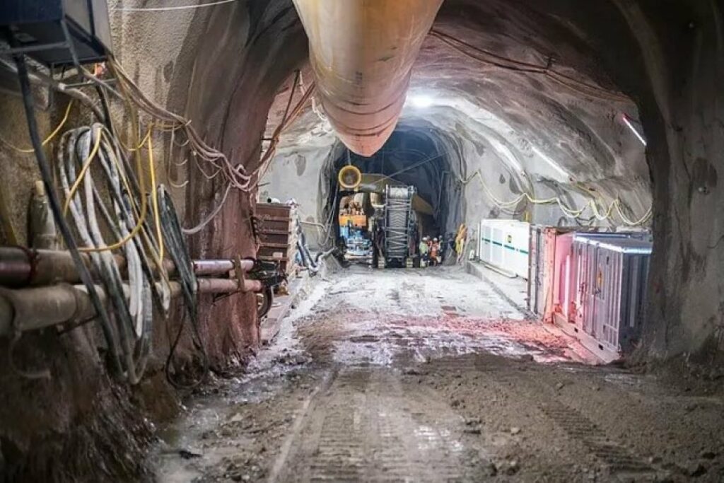 Dizalica od 12 tona prikliještila radnike, među njima i mladić iz BiH