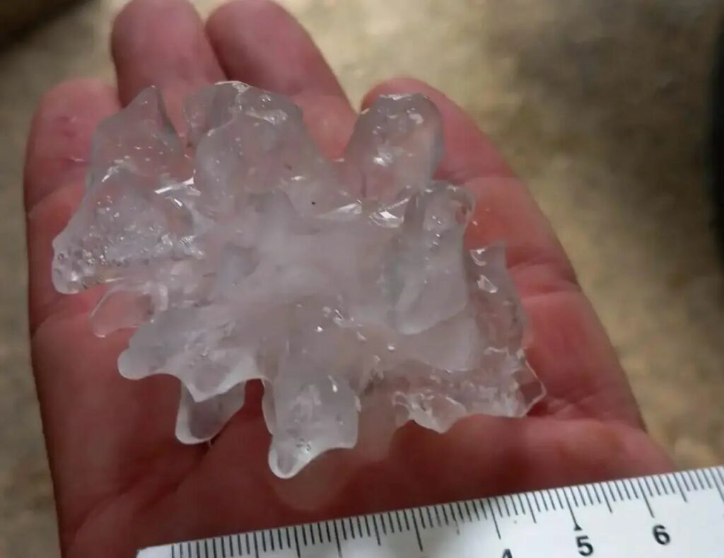 Kod Karlovca padao grad veličine pet centimetara, približava se Krajini (FOTO/VIDEO)