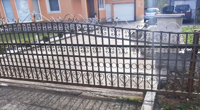 Nesvakidašnja krađa u Velikoj Kladuši, lopovi ukrali željeznu kapiju