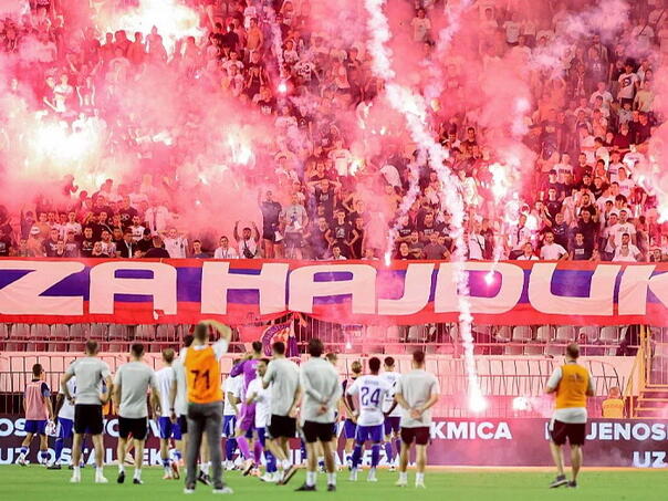 Torcida vrijeđala igrače Hajduka, pa ih gađala bakljama
