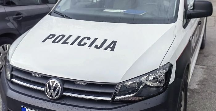 Sudar tri vozila, povrijeđeno više osoba