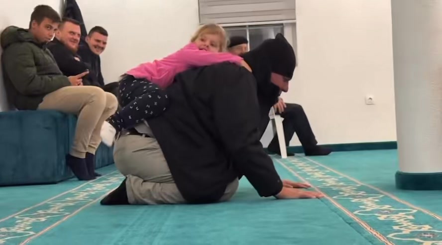 Hafiz Husejn Čajlaković klanjao dok mu se unuka igrala na leđima (VIDEO)