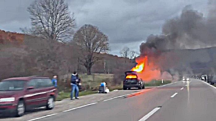(VIDEO) Zapalio se putnički automobil na putu Bihać – Bosanski Petrovac