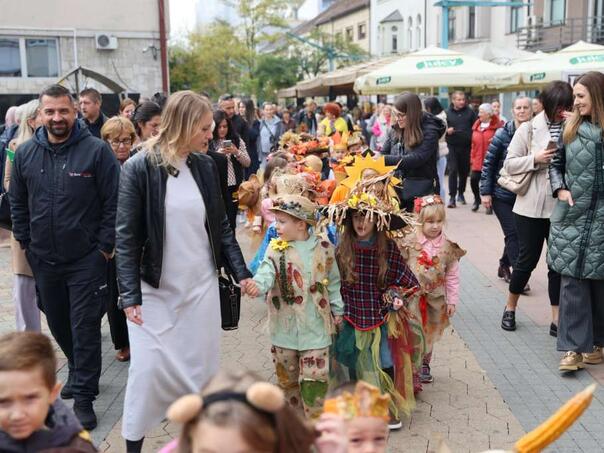 Bihaćki mališani jesenjim defileom oživjeli gradske ulice