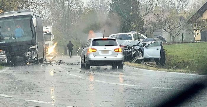 Automobil smrskan prilikom sudara s autobusom