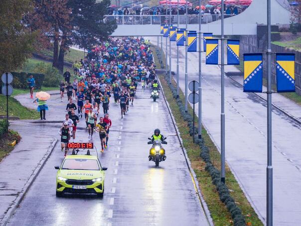 Ulicama Tuzle trčalo hiljade trkača, Matija Ivaković i Emina Begović najbrži maratonci