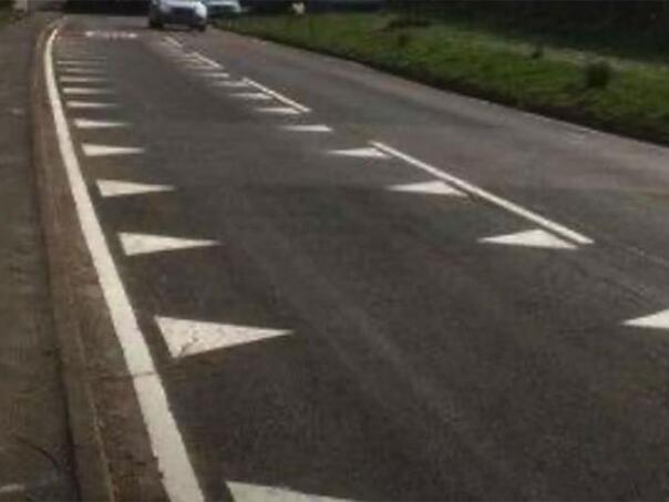 Znate li šta znače ovi trouglovi na cesti?