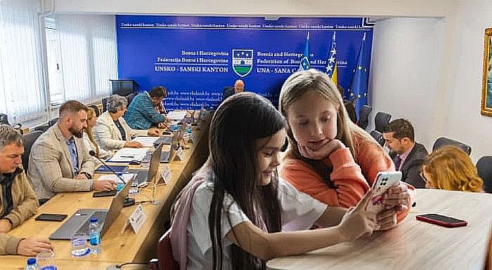 Vlada USK bi mogla uskoro zabraniti korištenje mobitela u školama? Federalno ministarstvo poručilo kantonima da odluku mogu donijeti samostalno