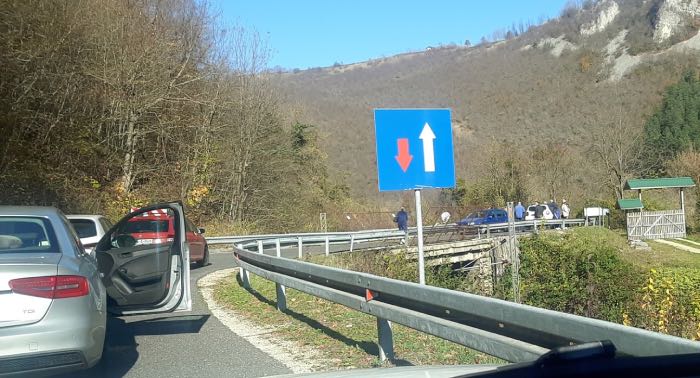 Saobraćajna nesreća na putu Bosanska Krupa – Bihać, formirana duga kolona vozila
