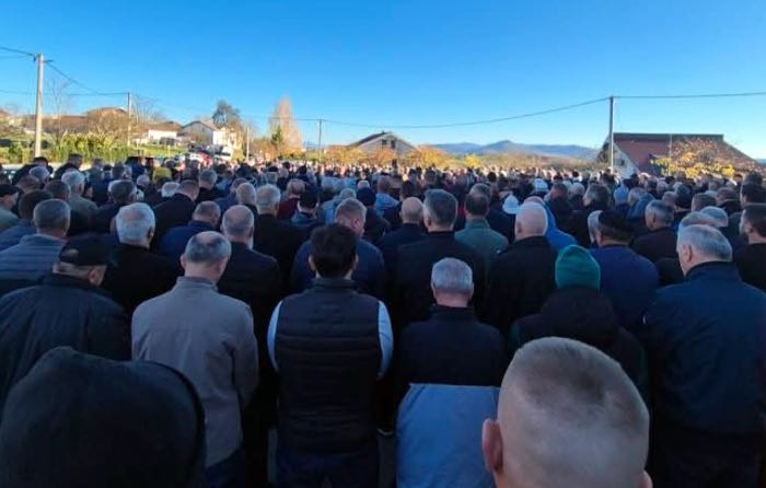 Cazin se oprostio od velikog čovjeka: Klanjana dženaza Senadu Ikanoviću