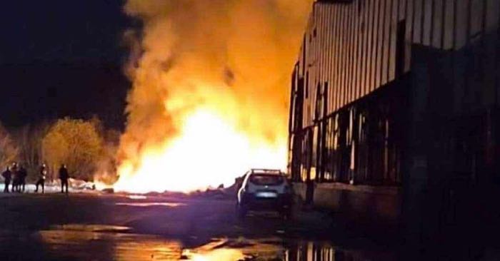 U naselju Polje gorjela hala otpadnog materijala