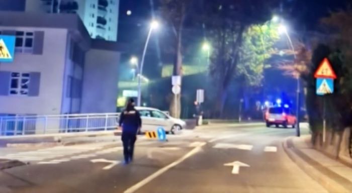 Sinoćnja nesreća u centru Cazina: Vozilo pokosilo saobraćajne znakove