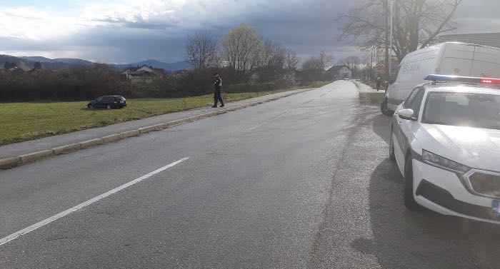 Saobraćajna nesreća u Sanskom Mostu, automobil sletio s kolovoza