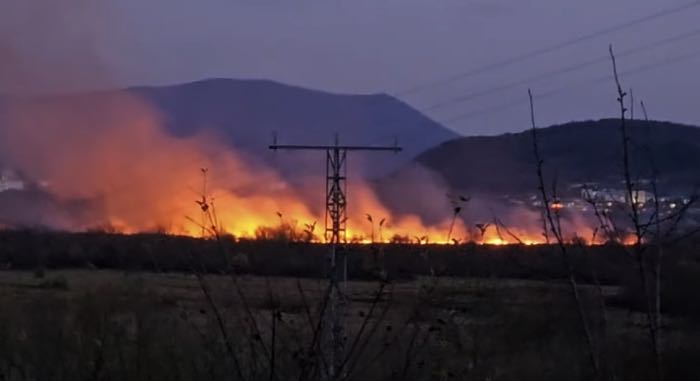 Veliki požar zahvatio područje Kamenice, vatrogasci se satima bore s vatrom (VIDEO)