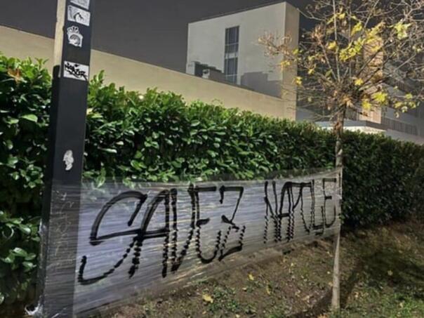 BH Fanaticosi istakli poruke protiv Saveza širom BiH, ostavili grafit i ispred zgrade u Sarajevu