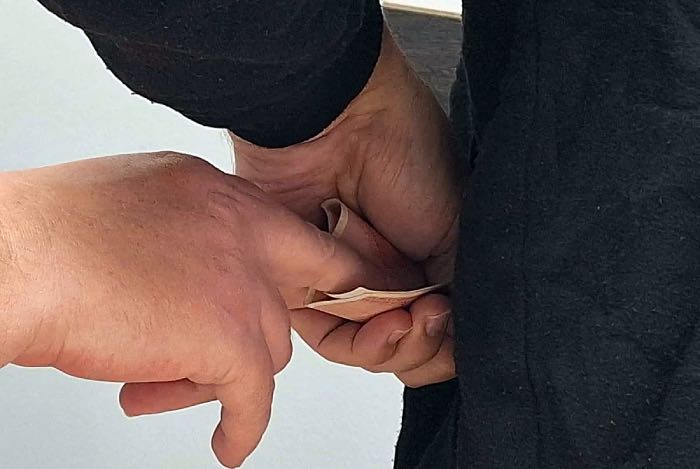 Jasmin u policijski rokovnik ubacio 100 KM da ga ne testiraju na drogu, dobio šest mjeseci zatvora